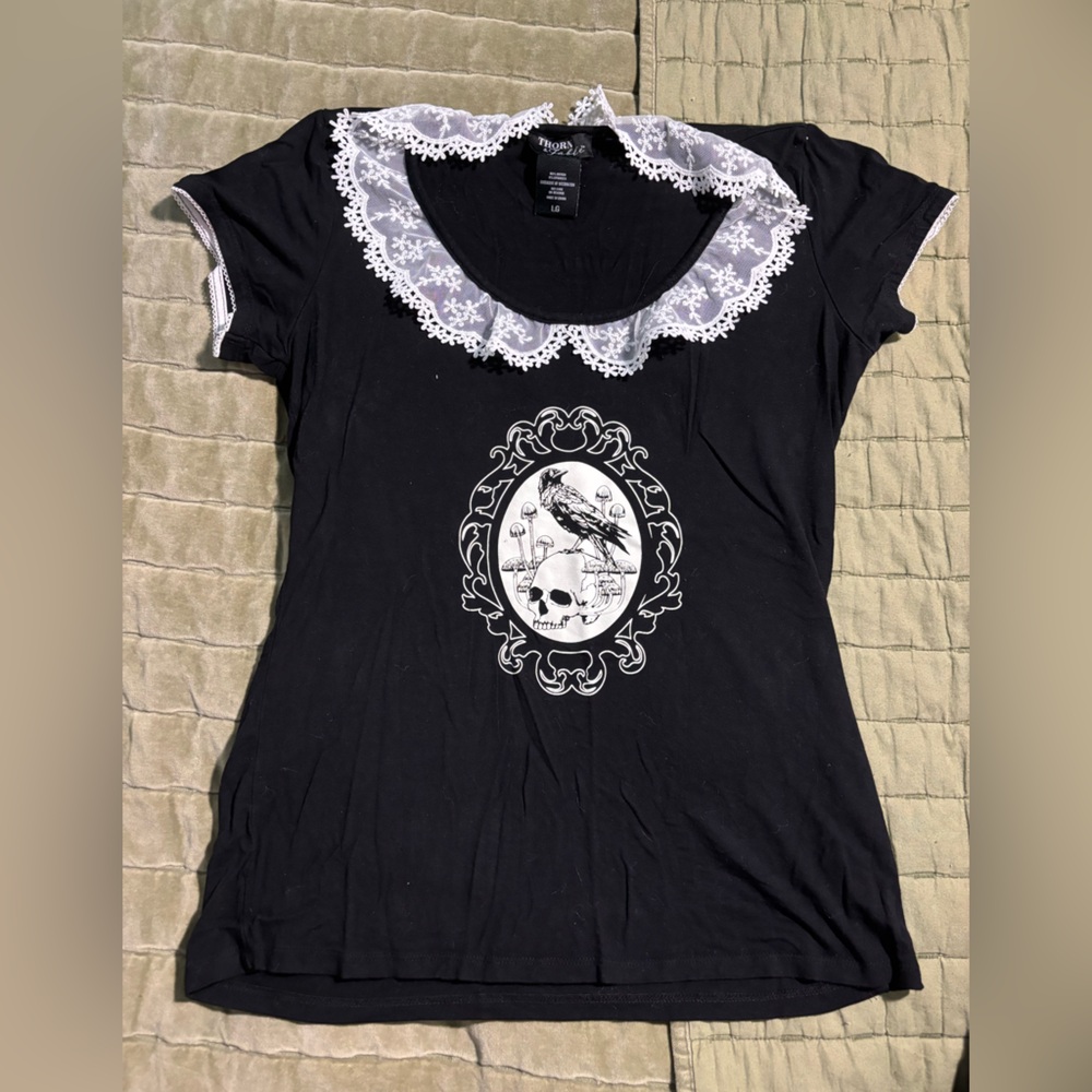 Hit topic shirt with lace collar